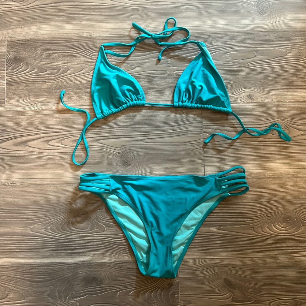 Bikini - Picture 1 of 4